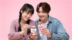 麥當勞草莓季3月12日登場！邀顧客品嚐全新「草莓脆可可冰炫風」、人氣甜點「草莓優格雙餡派」。（圖／品牌業者提供）