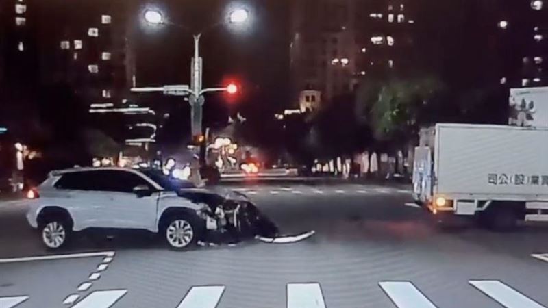 台中男「直衝闖紅燈」被擊落！轎車頭全爛