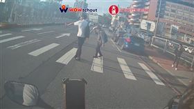 見男高中生「馬路上1暖舉」！騎士當場急煞　網讚：稀有畫面　（圖／WoWtchout - 地圖型行車影像分享平台 YT）