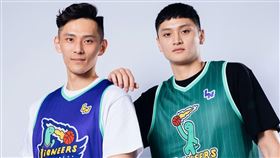 攻城獅隊長蕭順議與新秀蔡宸綱親自演繹JOGUMAN與攻城獅特別版商品。（圖／新竹攻城獅提供）