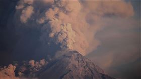 中美洲最活躍火山「火峰」（Fuego）爆發，噴出岩漿、火山灰與岩石，瓜地馬拉當局撤離約1000名居民。（圖／美聯社／達志影像）