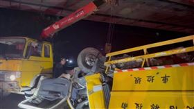 南投縣信義鄉發生垃圾車墜落事件，金姓駕駛全身骨折，所幸送醫後暫無生命危險。（圖／翻攝畫面）