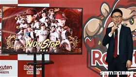 ▲樂天桃猿開季記者會，領隊川田喜則介紹新球季主視覺。（圖／記者劉彥池攝影）