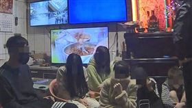 桃園中壢警掃蕩「三仙巷」查獲女子及嫖客。（圖／翻攝畫面）