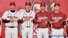 ▲樂天桃猿開季記者會，林泓育、黃子鵬、林立和梁家榮展示新的主、客場球衣。（圖／記者劉彥池攝影）