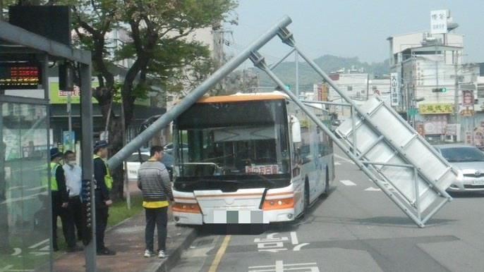 台中公車「撞柱」擊落路牌！騎士閃避慘摔