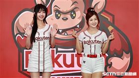 ▲樂天桃猿開季記者會，樂天女孩嘎琳、小紫展示新的應援服。（圖／記者劉彥池攝影）