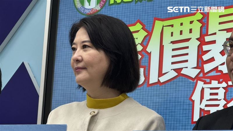 香蕉價格飆漲，王鴻薇表示，農業部應該睡夠了，請醒一醒。（圖／記者陳怡潔攝影）