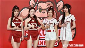 ▲樂天桃猿開季記者會，樂天女孩岱縈、若潼、小紫、嘎琳展示新的應援服。（圖／記者劉彥池攝影）