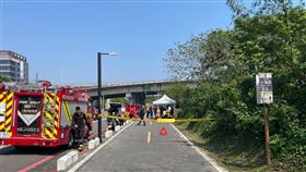 警方協尋落水男時，意外撈到同樣也是落水的新店女。（圖／翻攝畫面）