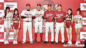 ▲樂天桃猿開季記者會，球員、女孩展示新的球衣和應援服。（圖／記者劉彥池攝影）