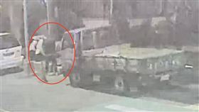 連撞BMW、計程車！肇事男竟棄車落跑了