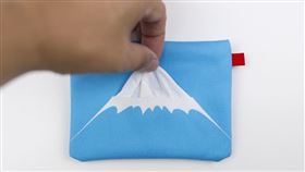 【goodbymarket】富士山圖案的面紙包，摺痕仿富士山紋路，背面設有卡片與零錢夾層，兼具美觀與實用。（圖／品牌業者提供）