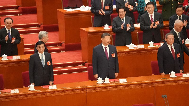 中國第14屆全國人民代表大會，中國國家主席習近平（中）、中國國務院總理李強（右）、全國政協主席王滬寧（左）出席會議