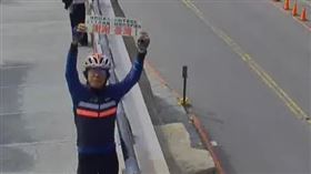 「日本人的歐吉桑」來到合歡山武嶺，並對著監視器舉起牌子。（圖／翻攝自YouTube-台灣即時影像監視器頻道）