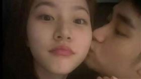 金秀賢、金賽綸的親吻照曝光。（圖／翻攝自韓網）