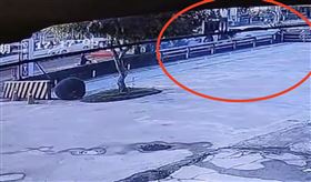 ▲高雄路竹發生公車追撞3車車禍，警消出動機具救出印尼籍女騎士，女騎士仍傷重不治。（圖／翻攝畫面）