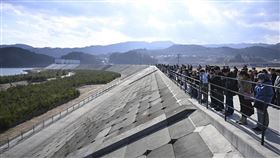 日本311大地震滿14週年，當地人民為在地震和海嘯中的逝者默哀。（圖／美聯社／達志影像）