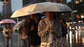 新北大雷雨來襲（2）中央氣象署4日下午持續發布大雷雨即時訊息，全台除屏東縣、台東縣以外，其餘各縣市都納入示警範圍，提醒民眾慎防劇烈降雨、雷擊及強陣風等。圖為新北市板橋區傍晚降下大雨，街上行人撐傘走避。中央社記者王騰毅攝  114年3月4日