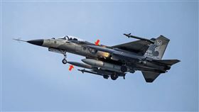 IDF掛載雄三空射型反艦飛彈（箭頭處）首次試飛成功。（翻攝IDF經國號粉專）