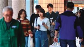 3/10 14：01 在咖啡店簽好離婚協議書後，馨儀（前排右）手拿咖啡和經紀人前往戶政事務所，後方則是單為明（後排右）及見證的友人。