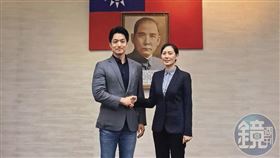 錢女（右）找台北市長蔣萬安（左）合影，讓外界以為她人脈雄厚。（讀者提供）