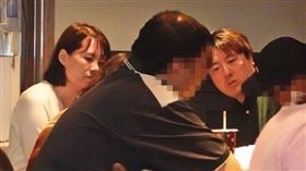 3/10 13：09 蘇打綠成員馨儀（左一）和單為明（左三）約在咖啡店，簽下離婚協議書。