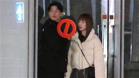 上月19日7點左右，陳天仁到南港跟河村一樹碰面，約會的第一件事，在路邊共抽一根菸。（圖／本刊攝影組）