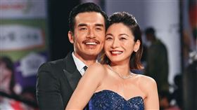 2015年的金鐘獎，楊一展（左）、江祖平（右）合體走紅毯，男的讚她「全身上下都完美」，還親吻放閃。（東方IC）