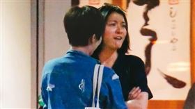 本刊曾經直擊江祖平與周孝安分手之後，跟一名短髮女子在街上公然親暱，但她解釋對方是閨密。