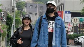 在2月27日阿璞40歲生日當天，本刊直擊他和情牽多年的女友豆花妹，下午時分一起在台北市民生社區十指緊扣、手牽手散步，完全不像是已經交往10年的資深戀人。（圖／本刊攝影組）