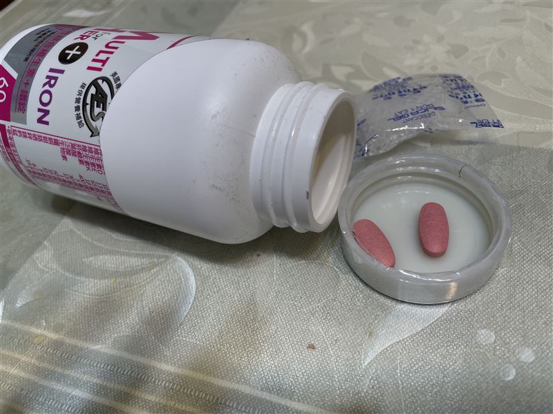 台灣人吃保健食品習慣保留瓶內乾燥劑與棉花以防潮，但藥師與食藥署近日共同警示，這其實是巨大迷思！(示意圖／記者施春美拍攝)