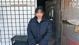 A小姐認為家中外籍看護（圖）說要去南投找朋友，但身後住宅門牌卻像是工寮編號，懷疑她惡意怠工去打黑工。（讀者提供）