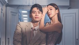 網紅情侶檔「眾量級CROWD」（圖／翻攝自眾量級臉書）