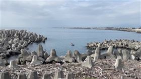 台東市一名游姓男子（48歲）昨晚至富岡漁港南岸堤防捕龍蝦，之後卻失去音訊，家人察覺異狀報警協尋，警消人員今天清晨在堤防邊發現由南的機車和外套，但未見濳水裝備，搜救人員目前正循岸際、消波塊及周邊海域進行搜尋。