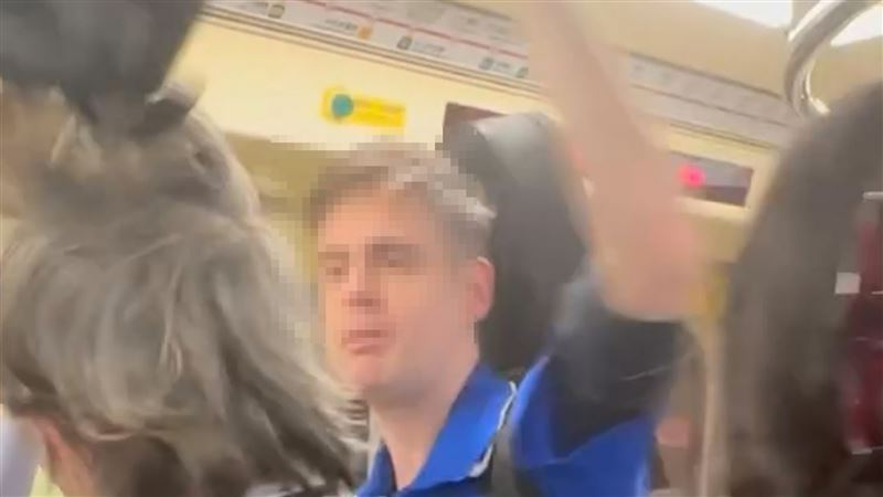 捷運說話大聲遭勸惱怒　英男掀台男帽被告
