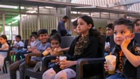 看電影的土耳其孩童