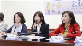 民進黨立委吳沛憶、吳思瑤、林宜瑾、范雲、郭昱晴、陳秀寳、陳培瑜、張雅琳，會同臺灣一滴優教育協會及世代共好協會共同召開「我挺青年世代！支持《青年基本法》」記者會。（圖／吳沛憶辦公室提供）