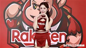 ▲樂天女孩若潼展示新應援服。（圖／記者劉彥池攝影）