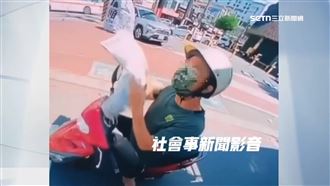 阿伯躲視線死角區看報紙　駕駛：轉彎恐輾