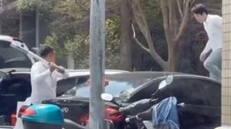 街頭球棒隊開打？台中2男跳車頂砸車討債