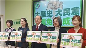 民進黨立法院黨團今（17）日上午召開「大歷史 大民意 大罷免 大成功」記者會。（圖／記者盧素梅攝影)