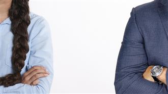 男突襲「抓猴」前妻！2人只是車上吃午餐