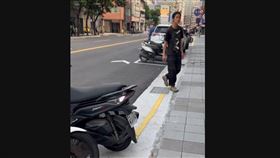 藝人唐治平現身北市區，民眾發現他神情恍惚繞馬路來回走。（圖／民眾提供）