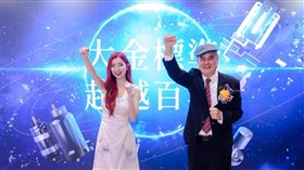 蘇小軒(左)與蘇一仲會長(右)一起出席2025日本大金空調新商品發表會。（圖／品牌業者提供）