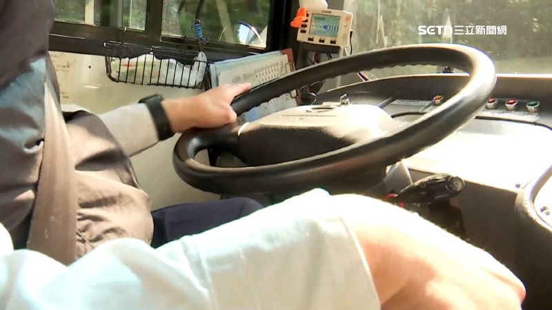 一名行動不便的老婦人在大雨中艱難地用雙手爬行,準備搭公車,三重客運857路線司機林榮新見狀後,毫不猶豫地立即下車,親手將老婦人抱上車。(示意圖/資料照)