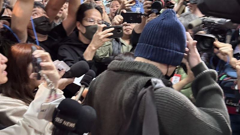 新／王大陸當兵現身　壓線抵北車報到