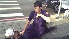 逃逸移工與警方扭打，害員警手腳擦挫傷、手指骨折。（圖／翻攝畫面）