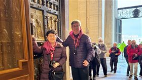 陳建仁夫婦訪梵蒂岡  穿越聖伯多祿大教堂聖門前副總統陳建仁（右）與夫人羅鳳蘋（左）12日響應天主教禧年朝聖活動，到梵蒂岡聖伯多祿大教堂穿越聖門。（駐教廷使館提供）中央社記者黃雅詩羅馬傳真 114年3月13日