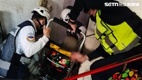 尋獲劉婦倒臥剩一口氣且失禁。（圖／翻攝畫面）